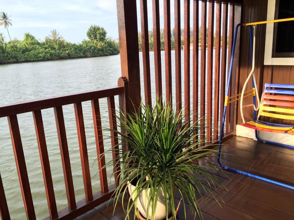 Maena Water Chalets Tumpat Extérieur photo